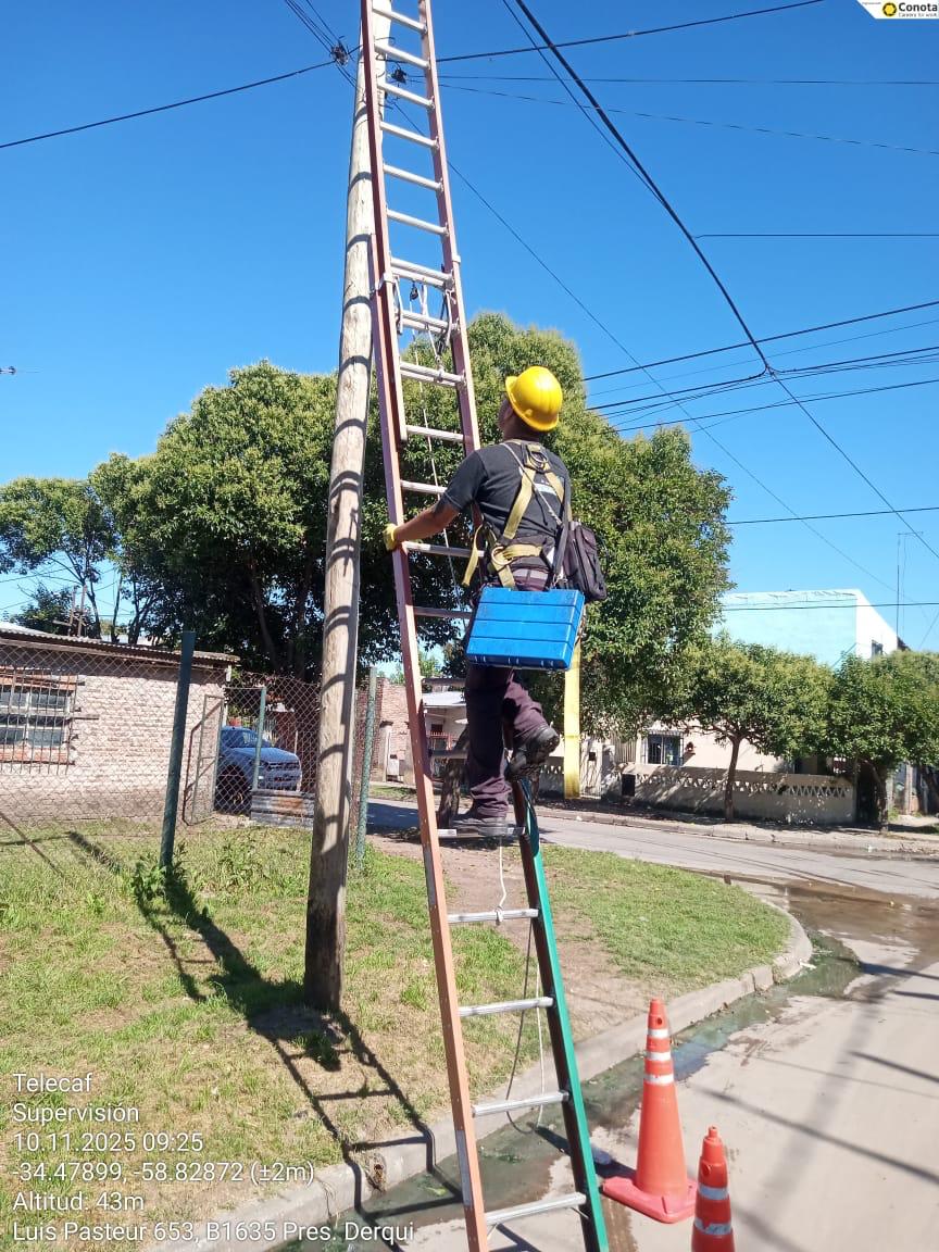 Técnico de TELECAF trabajando sobre una red aérea