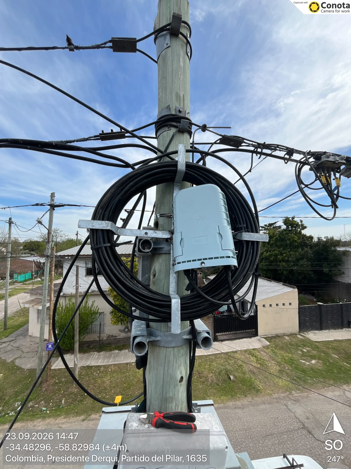 Caja y reserva de cable instaladas en un poste
