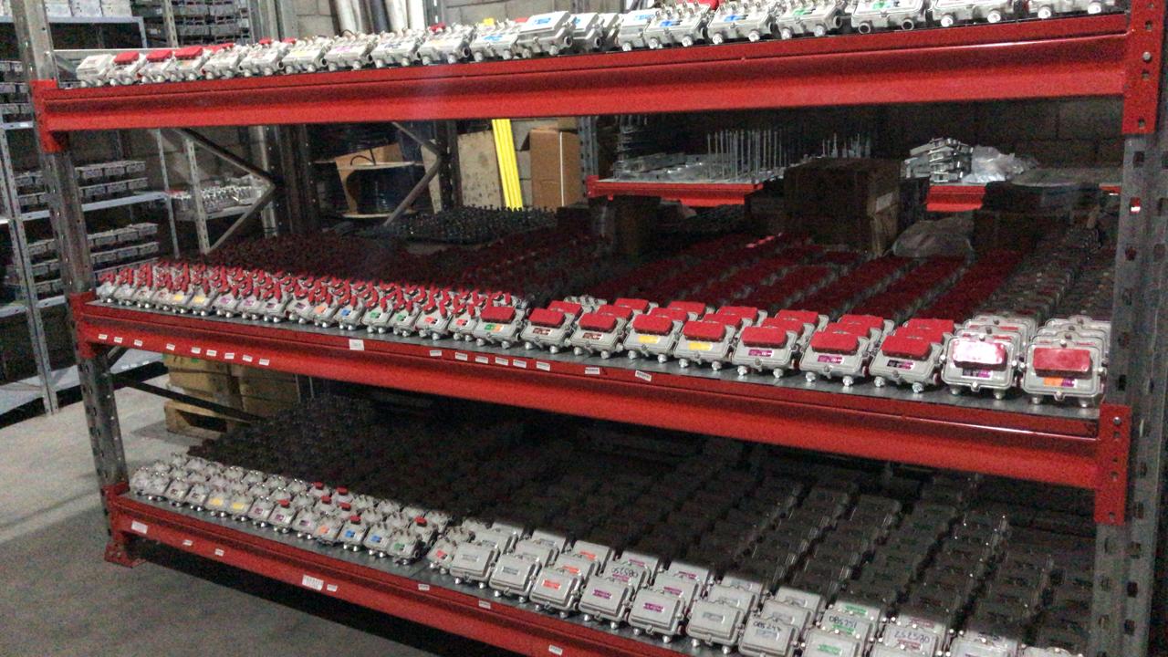 Equipamiento organizado en depósito